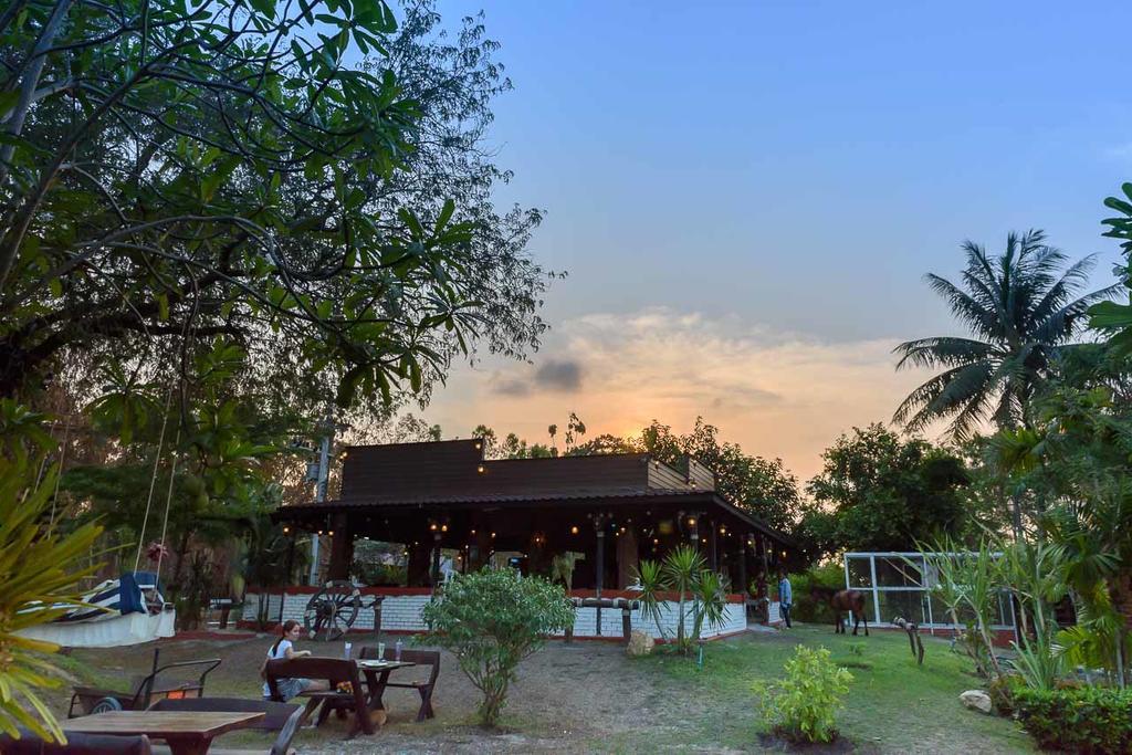 Cowboy Farm Resort Pattaya Ban Huai Yai Bagian luar foto